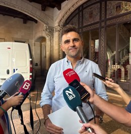 El portavoz adjunto del PP en el Consell de Mallorca, Bernat Vallori, atiende a los medios de comunicación este miércoles.