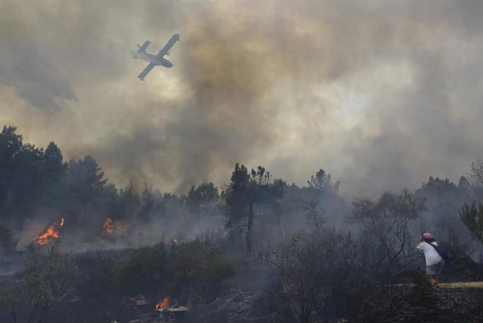 Un hidroavión trata de extinguir el incendio, a 12 de agosto de 2025, en Seixalbo, Ourense, Galicia (España). La Xunta ha decretado el nivel 2 de emergencia a nivel provincial en Ourense por grandes incendios que, en conjunto, calcinan alrededor de 4.330 