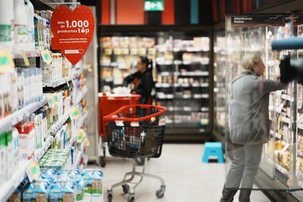 Archivo - Gente comprando en supermercado