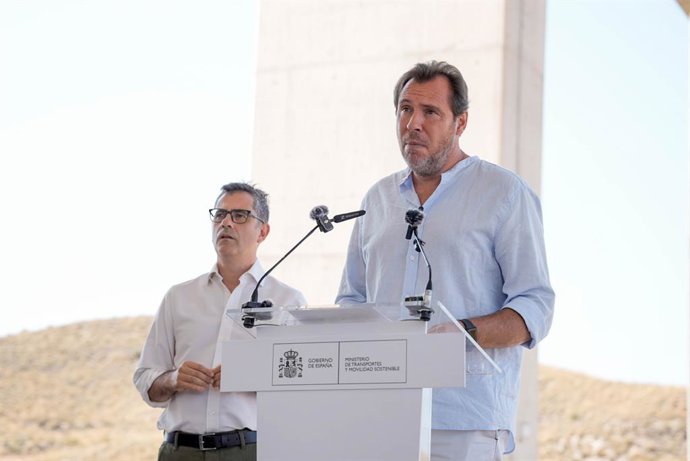 O ministro dos Transportes e Mobilidade Sustentável, Óscar Puente, durante a coletiva de imprensa em Almería.