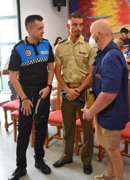 Reencuentro en el Ayuntamiento de Cigales entre el vecino infartado y las dos personas que salvaron su vida
