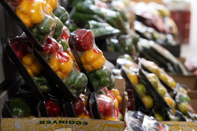 Archivo - Varias frutas expuestas en una tienda en Barcelona