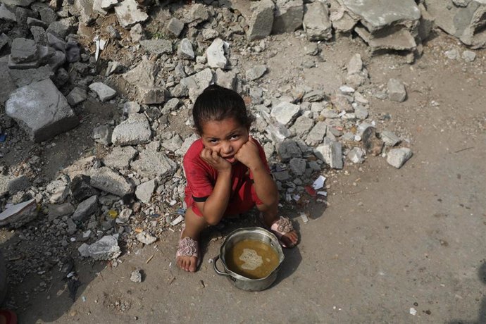 Una niña palestina espera para recibir ayuda humanitaria en la Franja de Gaza