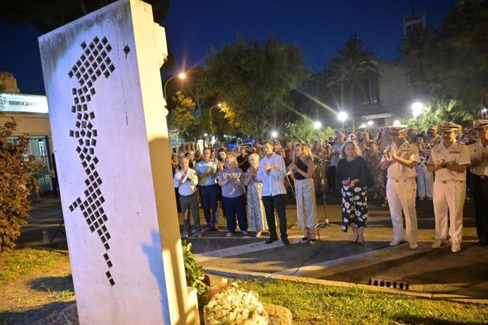 Archivo - Las autoridades guardan un minuto de silencio junto al monumento en homenaje a las víctimas de la explosión de 1947 situado junto a la Plaza de San Severiano de Cádiz en agosto de 2024.