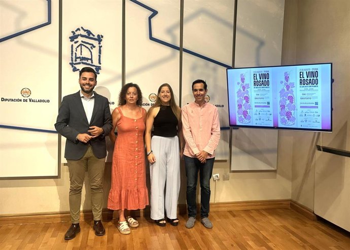 El diputado Roberto Migallón; el alcalde de Cubillas de Santa Marta, Julio Fernández; la concejala de Festejos, Ana María Misiego Carbajo, y la gerente de la Ruta de Vino Cigales, Aitziber Bengoa, presentan la II Feria del Vino Rosado.