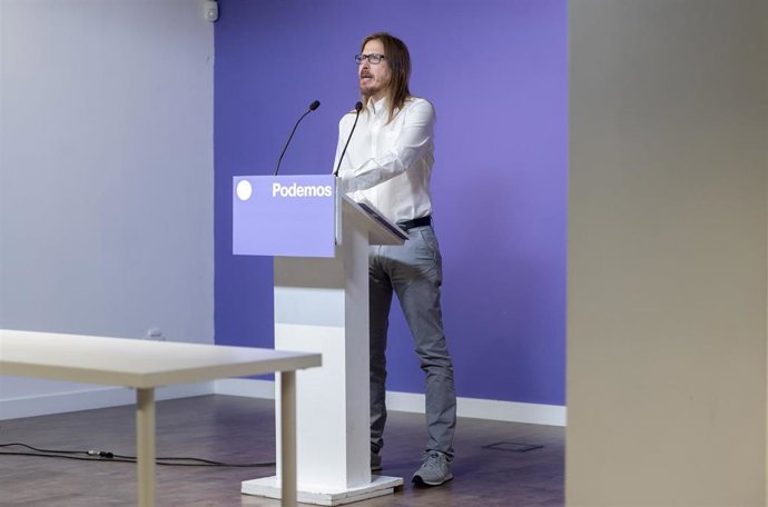 El secretario de Organización y portavoz de Podemos, Pablo Fernández, durante una rueda de prensa, en la sede de Podemos, a 29 de julio de 2025, en Madrid (España).