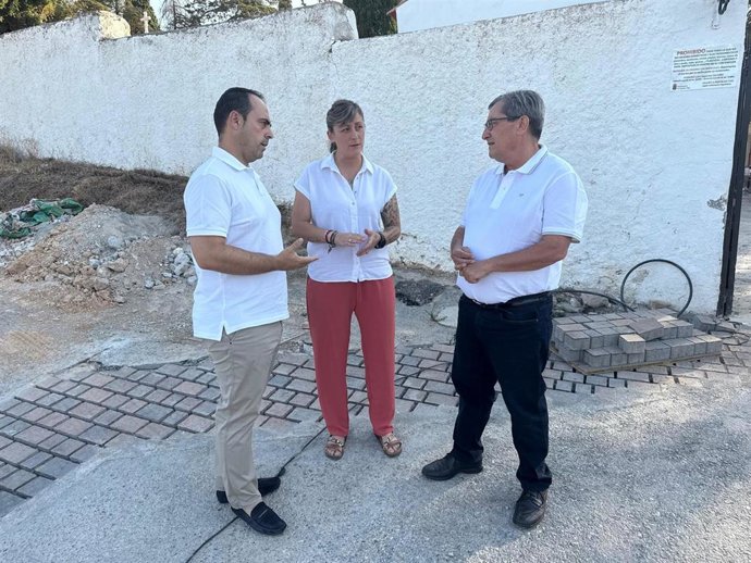 José Antonio Carranza, Alexandra García y Pepe Entrena visitan las obras del PFEA que se ejecutan en Cogollos de la Vega.