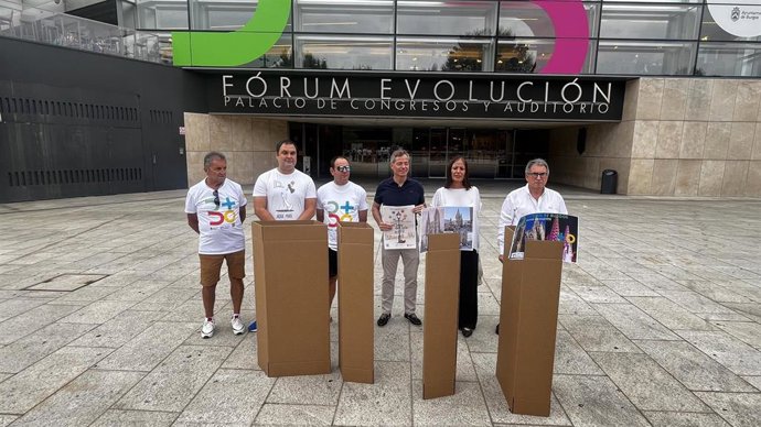 Representantes de las Peñas, de Burgos, y de la empresa Smurfit, con el concejal de Festejos, Cesar Barriada, en el centro de la foto, presentan el Festival Enclave de Calle.