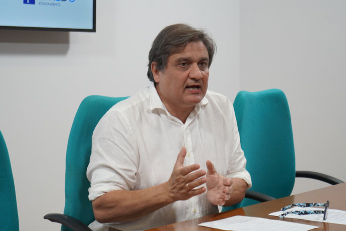 El edil de IU-Convocatoria por Oviedo Alejandro Suárez durante la rueda de prensa.