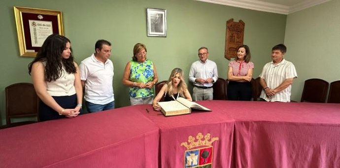 La vicepresidenta del Gobierno de Aragón, Mar Vaquero, visita el Ayuntamiento de Cella.