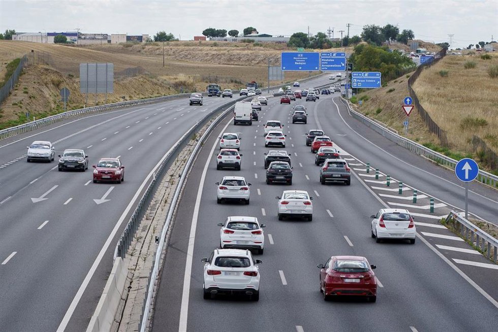 Archivo - Varios coches circulan, con motivo de la operación salida del puente de agosto, en la A5.