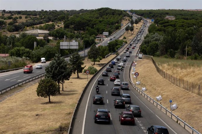 Varios vehículos en la A5, a 24 de julio de 2025, en Madrid (España). La Dirección General de Tráfico establece un dispositivo especial ante los 6,5 millones de desplazamientos previstos por carretera durante el puente de Santiago.