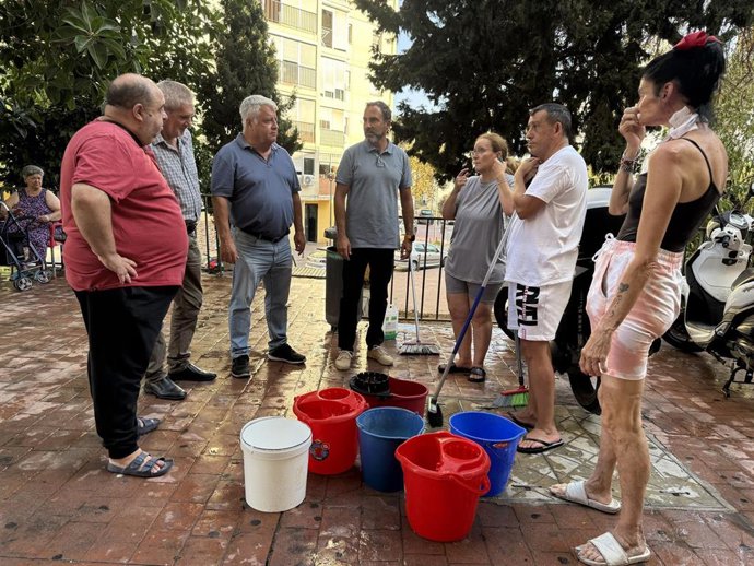 El portavoz del grupo municipal socialista en el Ayuntamiento de Málaga, Daniel Pérez, junto con vecinos informa de limpieza