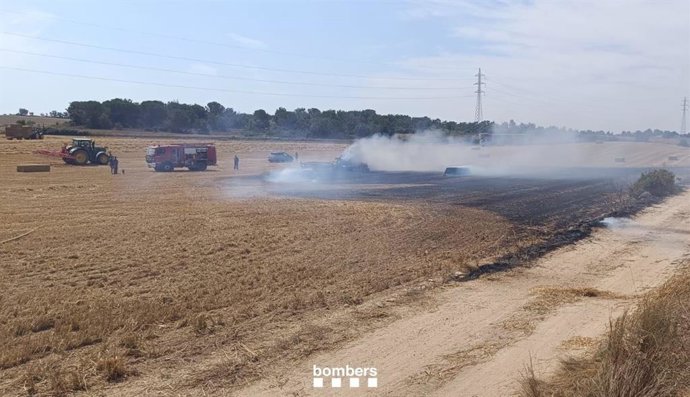 Los Bombers de  la Generalitat trabajan en la extinción de un incendio en un campo de rastrojos en Santa Coloma de Queralt (Girona)