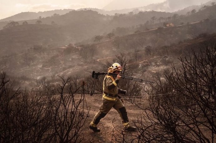 Archivo - Imagen de archivo de un bombero en un incendio en Andalucía.