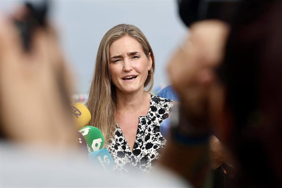 La vicepresidenta y ministra para la Transición Ecológica y el Reto Demográfico, Sara Aagesen atiende a los medios tras la visita a la playa de Camposoto, el pasado 6 de agosto de 2025 en San Fernando (Cádiz) . ARCHIVO.