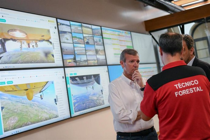 El presidente de la Xunta, Alfonso Rueda, visita acompañado del conselleiro de Presidencia, Xustiza e Deportes, Diego Calvo, el Centro de Coordinación Central de incendios, en Santiago de Compostela.