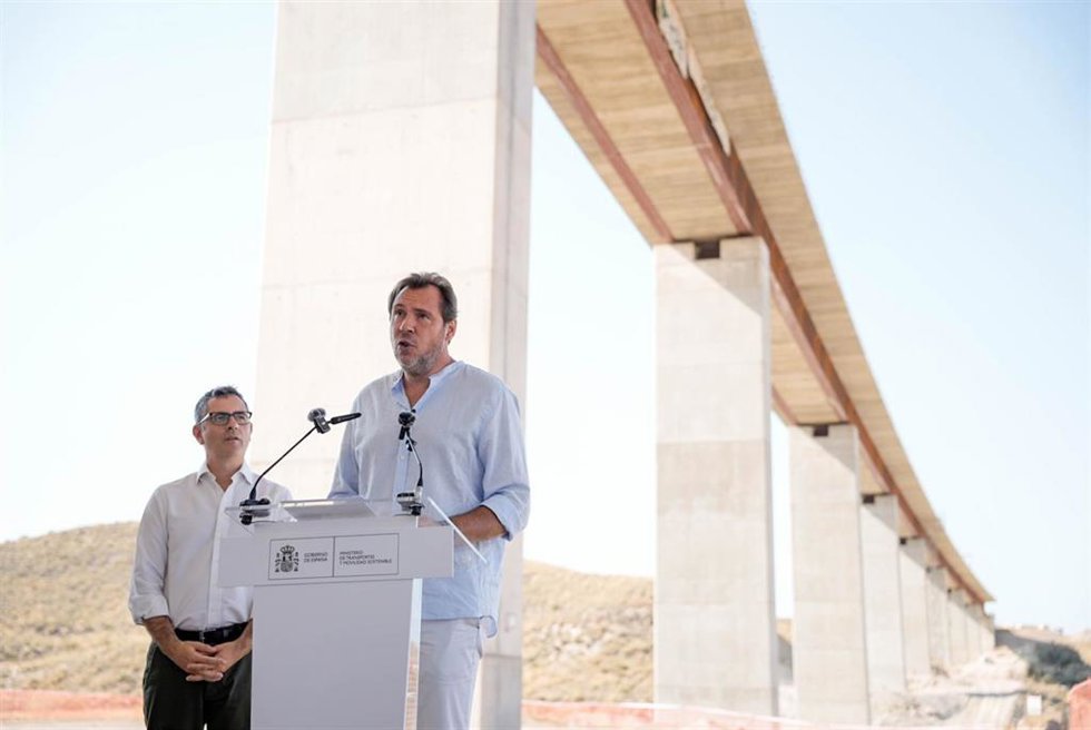 Los ministros Óscar Puente y Félix Bolaños, durante la visita a las obras del viaducto de Los Feos, en la futura línea de alta velocidad Murcia-Almería.