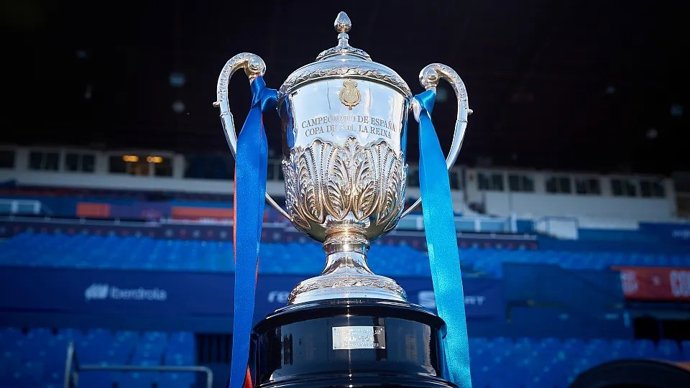 Trofeo de la Copa de la Reina de fútbol.
