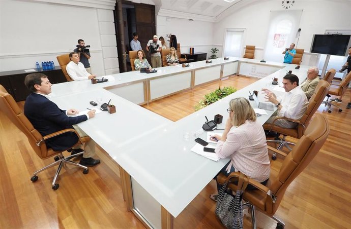 El presidente de la Junta de Castilla y León, Alfonso Fernández Mañueco (i), se reúne con miembros del Ejecutivo autonómico.