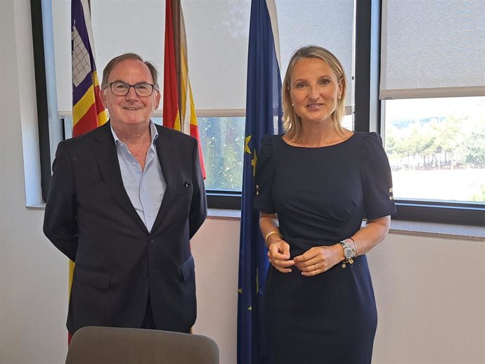 La consellera de Trabajo, Función Pública y Diálogo Social, Catalina Cabrer, y el presidente del Consejo Económico y Social (CES), Francesc Fiol.