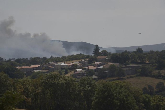 Vista de los incendios del Macizo Central, a 11 de agosto de 2025, en Chandrexa de Queixa, Ourense, Galicia (España). Los incendios del verano en Galicia arrasan hasta este 11 de agosto más de 4.000 hectáreas, con el principal fuego en Chandrexa de Queixa