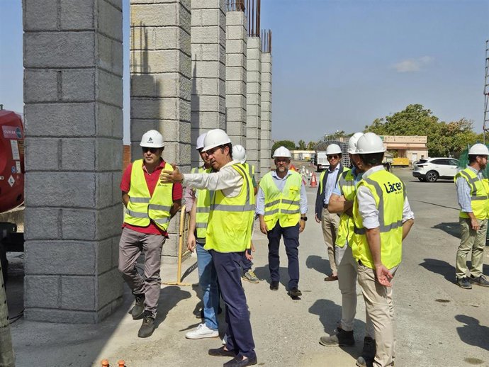 El director general de Movilidad y Transportes, Cristóbal Maza Olivera, visita las obras de una pasarela peatonal con carril bici que unirá las calles Cardero y el Camino Viejo de Mirandilla, por encima de las vías del tren en Mérida