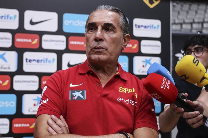 El seleccionador español de baloncesto, Sergio Scariolo, atiende a los medios antes del España-Francia amistoso de Badalona