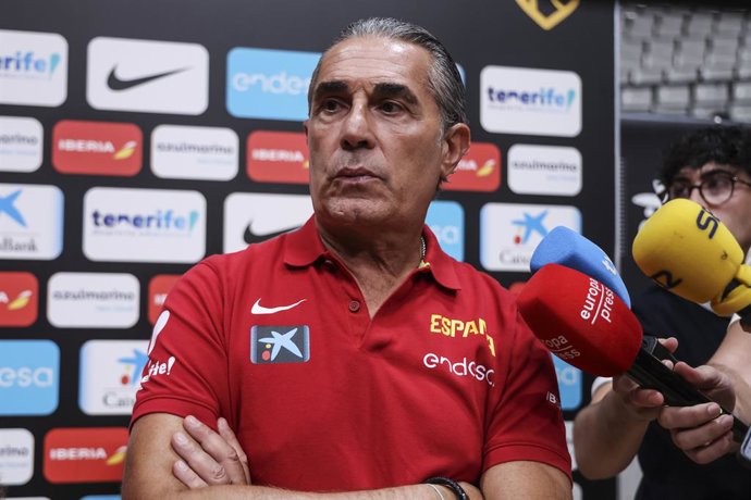 O técnico de basquete da Espanha, Sergio Scariolo, fala com a imprensa antes do amistoso entre Espanha e França em Badalona.