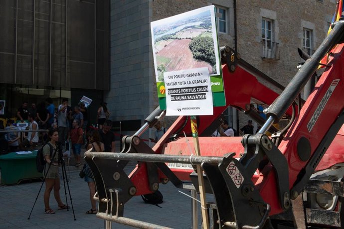 Concentración de tractores convocadas por Unió de Pagesos para reclamar el control poblacional de la fauna y una gestión justa de los daños en los cultivos y el ganado ante la sede de la Generalitat en Girona.