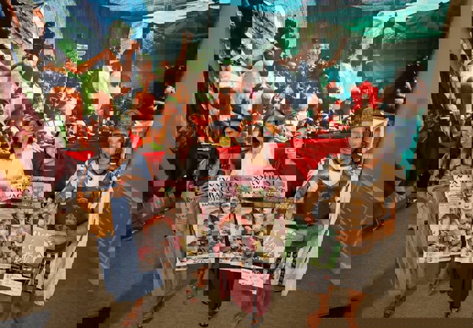 Integrantes de la organización y actores de la fiesta de Baco, con la diputada de Cultura, Raquel Contreras, de blanco, en el centro de la foto