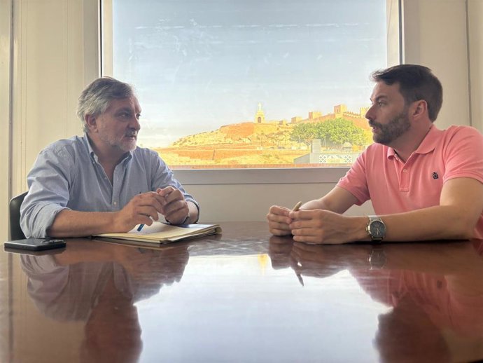 El diputado provincial de Bienestar Social, Ángel Escobar, y el delegado territorial de Inclusión Social, Francisco González, durante la reunión para abordar la subida del precio por hora del Servicio de Ayuda a Domicilio en Almería.