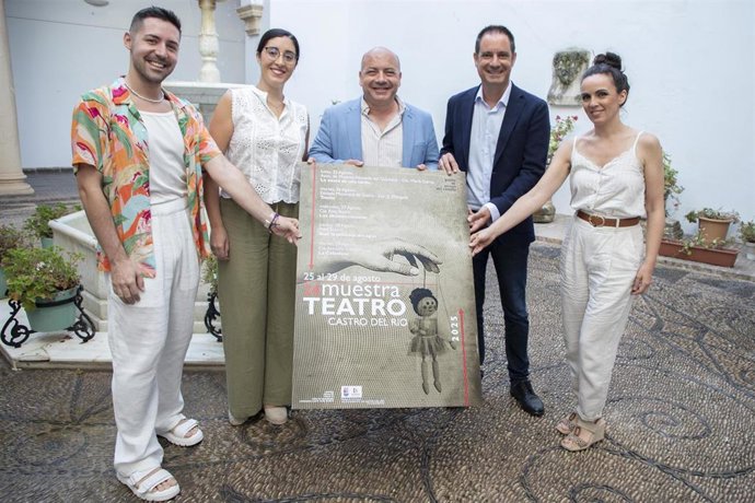 Duque (centro), entre Ruz y Criado, en la presentación del cartel de la 24 Muestra de Teatro de Castro del Río.