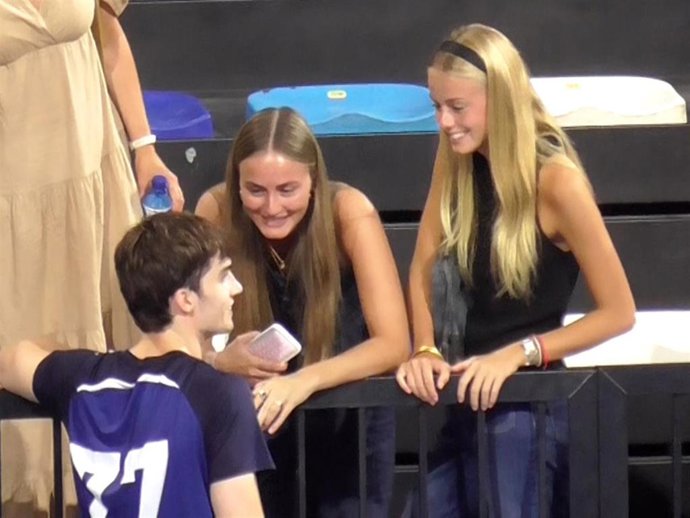 Johanna Zott y su hermana apoyan a Pablo Urdangarin desde la grada