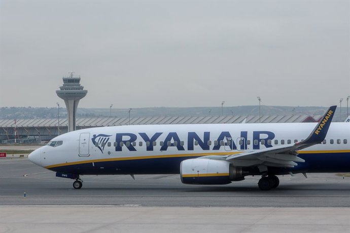 Archivo - Un avión de la aerolínea Ryanair en el aeropuerto Adolfo Suárez Madrid-Barajas, a 2 de enero de 2024, en Madrid (España). UGT ha convocado una huelga de los trabajadores de las torres de control de plataforma del aeropuerto Adolfo Suárez Madrid-