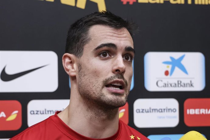 Alberto Abalde atiende a la prensa antes del partido amistoso entre España y Francia del jueves 14 de agosto en Badalona