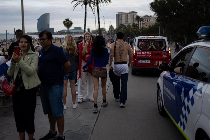 Archivo - Celebración en la playa de la verbena de San Juan, a 23 de junio de 2024, en Barcelona, Catalunya (España)