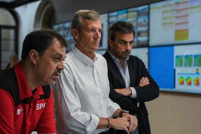 El presidente de la Xunta, Alfonso Rueda, y el conselleiro de Presidencia, Xustiza e Deportes, Diego Calvo, en el Centro de Coordinación, en Santiago de Compostela.