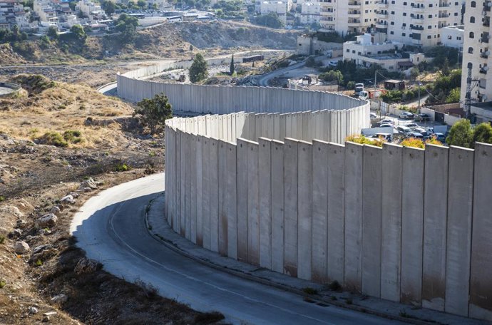 Archivo - Arquivo - 10 de agosto de 2023, Israel, Jerusalém: Vista aérea do muro de separação em Jerusalém Oriental, entre o campo de refugiados de Shaafat e Jerusalém. Foto: Ilia Yefimovich/dpa