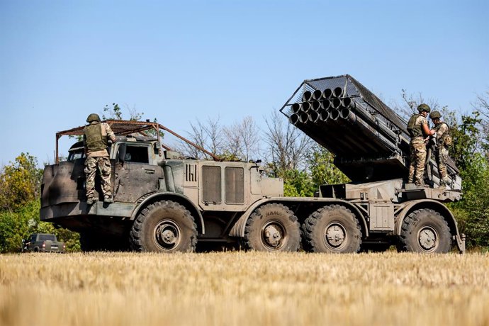 RÚSSIA, REPÚBLICA POPULAR DE DONETSK - 6 DE AGOSTO DE 2025: Militares da 238ª Brigada de Artilharia do Grupo de Forças Tsentr [Centro] da Rússia são vistos por um lançador múltiplo de foguetes BM-27 Uragan na zona da operação militar especial da Rússia