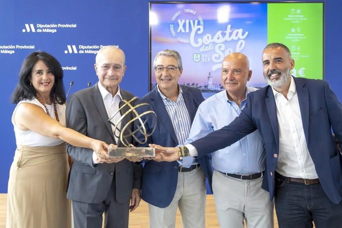 El presidente de la Diputación, Francisco Salado; al alcalde de Málaga, Francisco de la Torre; los concejales de Vélez-Málaga y Torremolinos Alicia Ramírez y Luís Rodríguez, respectivamente, y el presidente de Unicaja Baloncesto, Antonio J. López Nieto.