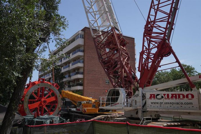 Archivo - Trabajos de instalación de la rueda de corte de la tuneladora que trabaja en las obras de la L9, a 10 de julio de 2025, en Barcelona, Catalunya (España)