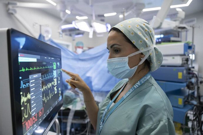 Archivo - Anestesista del Hospital de Viladecans.