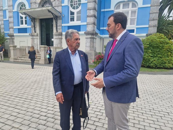 Adrián Barbón, a la derecha