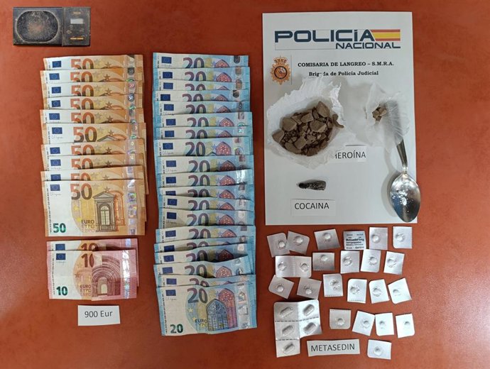 La Policía Nacional intervino unos 30 gramos de heroína, 900 euros en efectivo, varios comprimidos de metasedin, una balanza de precisión y distintos útiles utilizados para el tráfico de drogas en Ciaño.