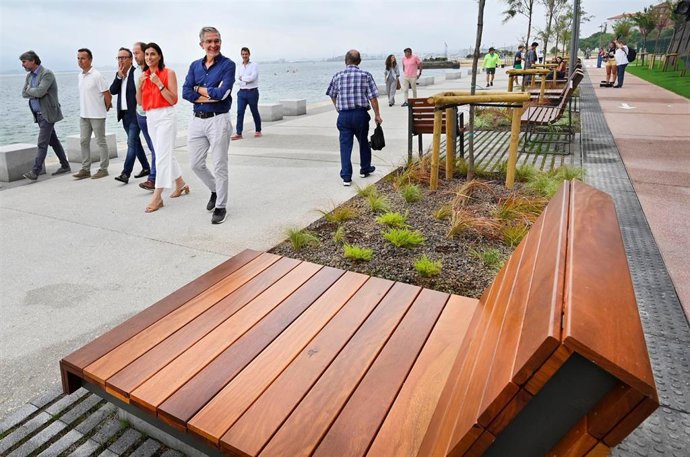 La alcaldesa de Santander, Gema Igual, y el presidente del Puerto, César Díaz, en la inauguración de la primera fase del nuevo paseo entre Gamazo y Los Peligros
