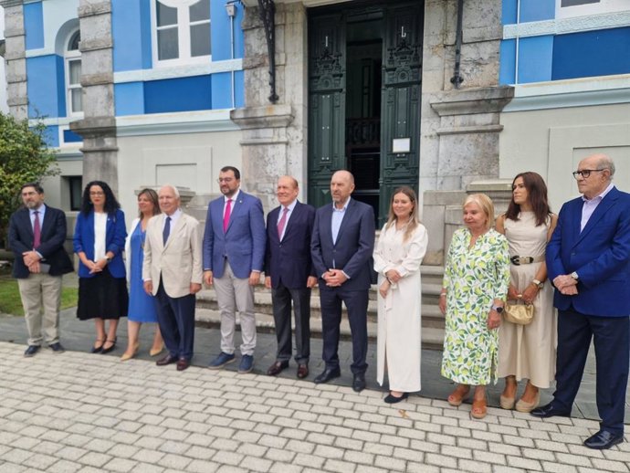 Adrián Barbón, en el centro