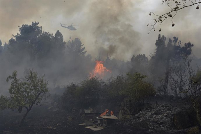 Un helicóptero trata de extinguir el incendio, a 12 de agosto de 2025, en Seixalbo, Ourense, Galicia (España). La Xunta ha decretado el nivel 2 de emergencia a nivel provincial en Ourense por grandes incendios que, en conjunto, calcinan alrededor de 4.330