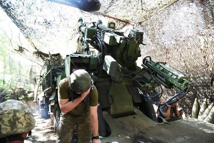 Archivo - Arquivo - 10 de julho de 2025, Oblast de Pokrovsk, Donestk, Ucrânia: Soldados da Divisão Cesar, artilharia, 155ª Brigada disparam projéteis durante batalha na região de Pokrovsk Oblast. A 155ª Brigada Mecanizada ucraniana, transformada de uma un