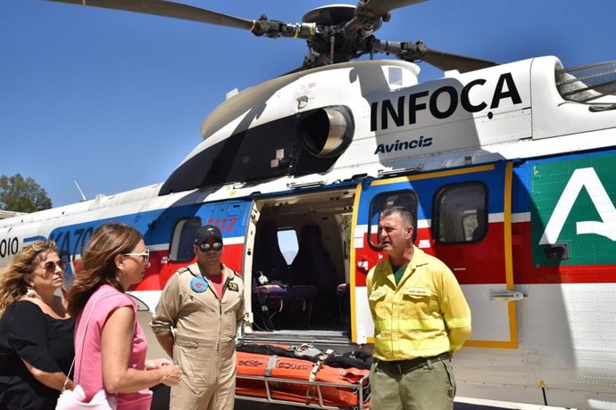 La delegada del Gobierno andaluz en Málaga, Patricia Navarro, acompañada de efectivos del Plan Infoca.